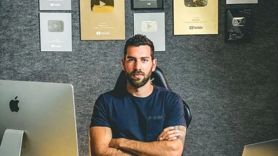Capa: Baixar “Milionário com Facebook” de Giorgio Barone – 2022 Completo