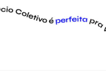Homem sorrindo enquanto gerencia comunicação de marca em laptop, curso Ocio Coletivo.