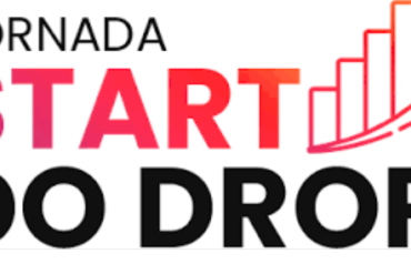 Homem sorrindo e trabalhando em laptop com gráficos de crescimento financeiro em segundo plano, simbolizando sucesso em dropshipping e renda online.