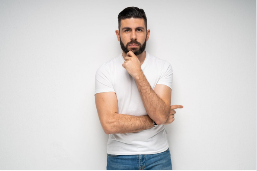 Capa do curso Essencial em SEO de Juliano Torriani com fundo digital abstrato e elementos de crescimento online.