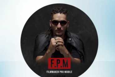 Homem sorridente editando vídeo profissional no celular com o curso Filmmaker Cell Pro