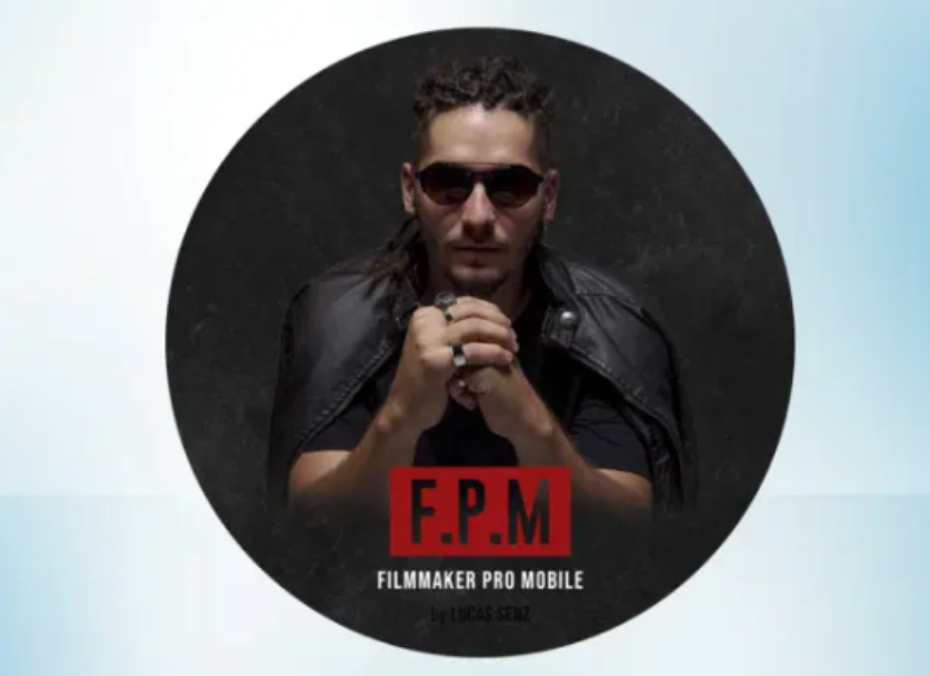 Homem sorridente editando vídeo profissional no celular com o curso Filmmaker Cell Pro