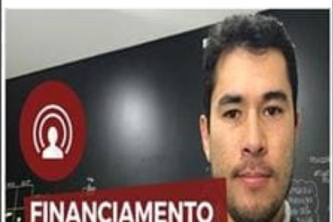 Engenheiro e arquiteto analisando projeto de financiamento de obra residencial em computador