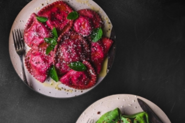 Imagem de uma deliciosa massa fresca artesanal com ingredientes coloridos e aromáticos, capturada com técnicas de food styling para inspirar desejo.