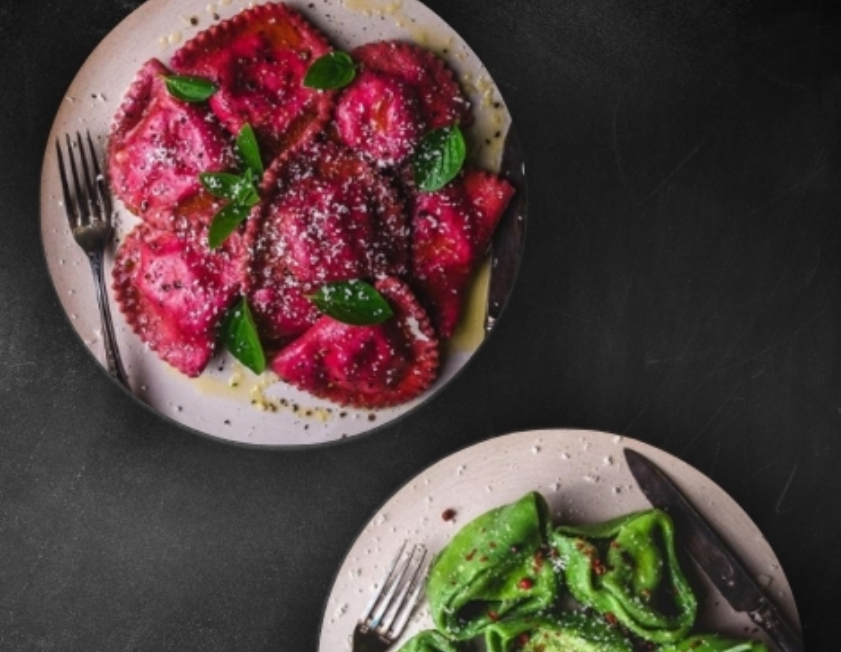 Imagem de uma deliciosa massa fresca artesanal com ingredientes coloridos e aromáticos, capturada com técnicas de food styling para inspirar desejo.