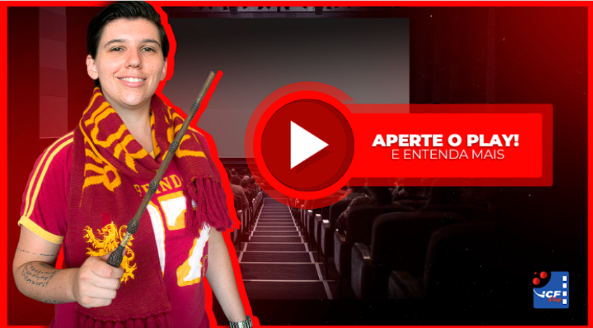 Homem sorrindo assistindo filme com legendas em inglês, aprendendo com o Método Inglês com Filmes.