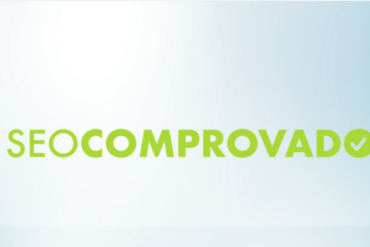 Eduardo Borges apresentando o curso SEO Comprovado com gráficos de crescimento e um laptop