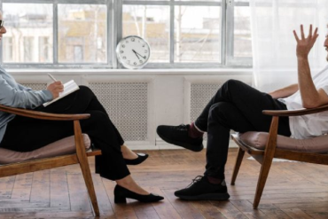 Terapeuta usando laptop para marketing digital, otimizando sua presença online e atraindo pacientes.