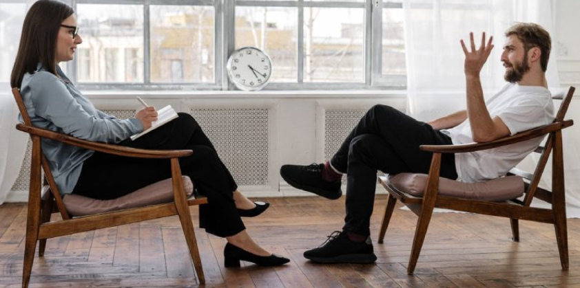 Terapeuta usando laptop para marketing digital, otimizando sua presença online e atraindo pacientes.