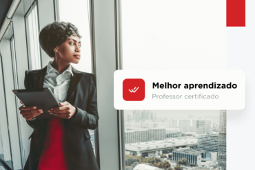 Homem sorrindo e segurando um gráfico de crescimento financeiro com ícones de imóveis e dinheiro, representando investimento em FIIs.