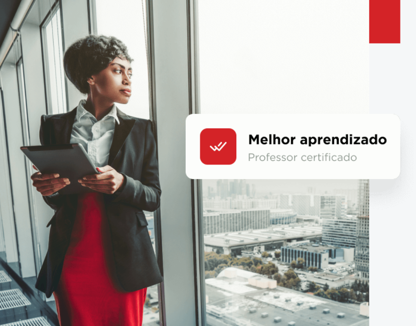 Homem sorrindo e segurando um gráfico de crescimento financeiro com ícones de imóveis e dinheiro, representando investimento em FIIs.