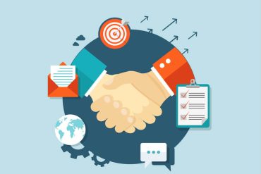 Estudante usando celular com interface do curso de WhatsApp em destaque, com gráficos de crescimento e ícones de marketing digital ao redor.