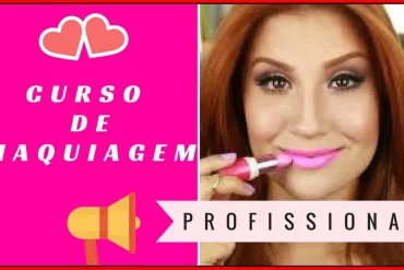 Mulher com maquiagem profissional Boca Rosa, sorrindo, segurando pincéis de maquiagem em estúdio de beleza.