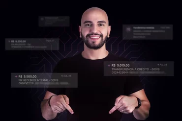 Homem sorrindo e apontando para uma tela de computador exibindo um gráfico de crescimento em uma landing page otimizada para lançamentos.