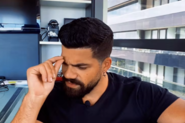 Estrutura de funil de conversão digital com gráficos de crescimento e ícones de vendas