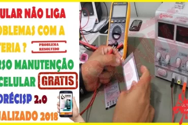 Curso Conserto Celular 4.0 AndreCisp Download - Jovem técnico consertando smartphone com ferramentas precisas.