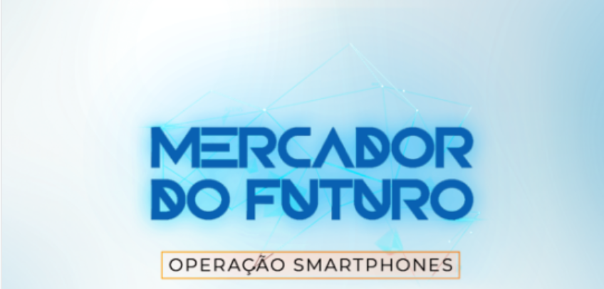 Homem sorrindo, segurando um smartphone novo, com gráficos de crescimento financeiro ao fundo. Treinamento Mercador do Futuro Luan Alves.