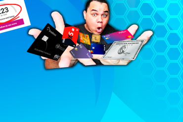 Homem sorridente segurando um cartão de crédito, simbolizando sucesso com a Fórmula do Crédito e acesso a empréstimos.