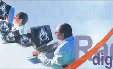 Médicos colaborando em um ambiente moderno com gráficos de dados flutuando ao redor