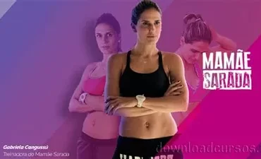 Mulher sorrindo fazendo exercícios em casa com o programa Mamãe Sarada