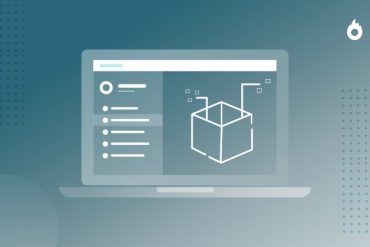 Homem sorrindo, segurando um laptop com tela de produto digital e gráfico de vendas em ascensão, foco em criação de infoprodutos e sucesso online.