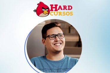 Ícaro de Carvalho, autor do curso Cabeça Milionária, em uma imagem que transmite sucesso e conhecimento em marketing digital e finanças.