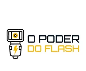 Fotógrafo usando flash externo em estúdio para fotografar modelo, com luz controlada e sombras definidas.