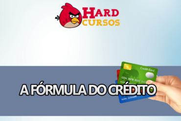 Karlos Costa, autor de A Fórmula do Crédito, sorrindo e mostrando um cartão de crédito premium com um fundo desfocado de gráficos financeiros.
