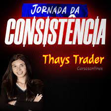Thays Trader apresentando o curso Jornada da Consistência em um notebook, com gráficos de mercado ao fundo.