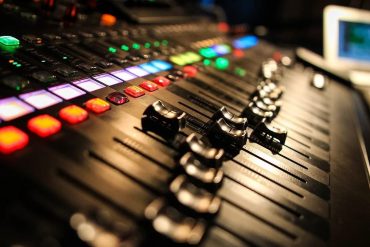 Capa do curso Lucrando com Músicas de Rodrigo Barros, com elementos visuais que remetem a sucesso musical e monetização.