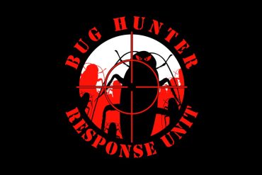 Imagem de um hacker jovem e focado em frente a múltiplos monitores exibindo código e gráficos de rede, com um contorno cibernético em neon azul.