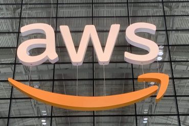 Estudante focado em tela de computador aprendendo sobre Certificação AWS SAA-C02