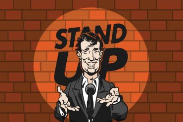 Comediante stand-up no palco, microfone na mão, com humor e carisma