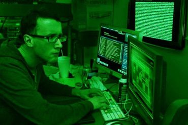 Capa do curso Web Hacking na Prática da Crowsec com ícones de segurança e código.