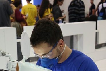 Estudante focado em curso de manutenção eletrônica DRTECH