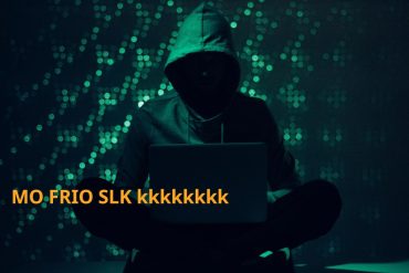 Homem hackeando código de API REST em tela de computador
