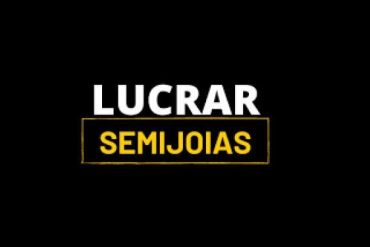 Homem sorridente apresentando caixa de semijoias com logotipo do curso Lucrar Semijoias