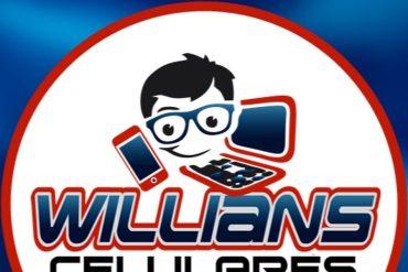 Estudante focado em notebook com tela mostrando interface de software de celular para reparo e manutenção