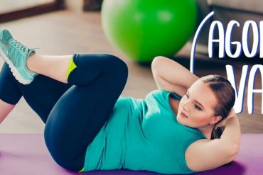 Homem musculoso demonstrando exercício de supino com a logo BTFIT em destaque.