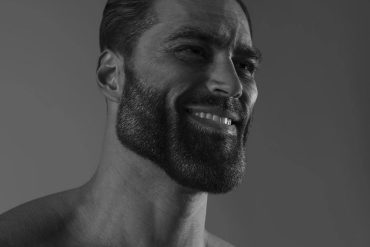 Homem musculoso demonstrando exercícios abdominais do curso Abdomen Sarado BTFIT