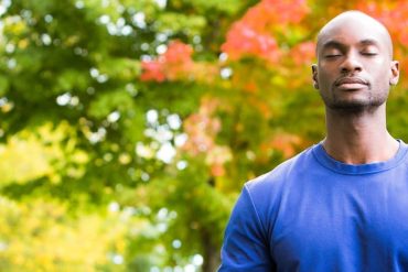 Yoga para iniciantes: pose de cachorro olhando para baixo com instrução de postura da BTFIT