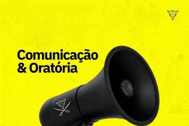 Homem confiante apresentando em público, representando o curso de Comunicação e Oratória Conquer Online.