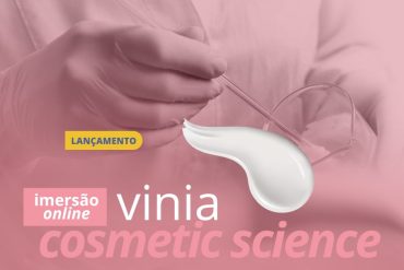 Estudante aprendendo desenvolvimento de cosméticos online com curso Vinia Cosmetic Science