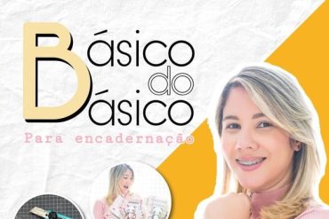 Mulher ensinando técnicas de encadernação de cadernos com ferramentas e papéis coloridos.