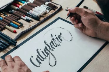 Capa do Curso de Caligrafia do Instituto Universal Brasileiro, com foco em letras cursivas elegantes e nome do curso em destaque.