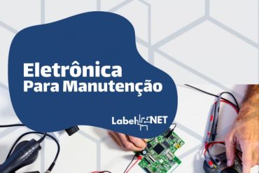Estudante focado em bancada de trabalho com componentes eletrônicos e multímetro, aprendendo manutenção eletrônica.