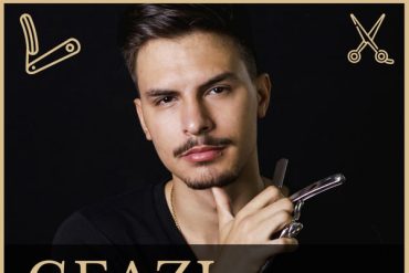 Barbeiro profissional cortando cabelo com tesoura, focado e experiente, em um ambiente moderno de barbearia