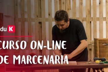 Mãos habilidosas trabalhando em madeira com ferramentas, criando peça de marcenaria caseira