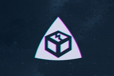 Estudante focado em tela de computador com código de Kali Linux