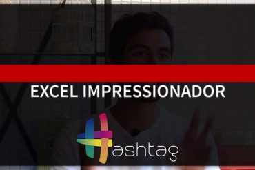 Estudante trabalhando em um laptop com gráficos e fórmulas de Excel, símbolo de VBA em destaque.